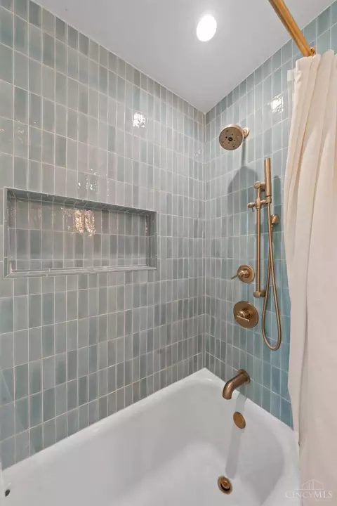 Bath - 6348 Hamilton Ave, Cincinnati, OH 45224 photo 3 of 3