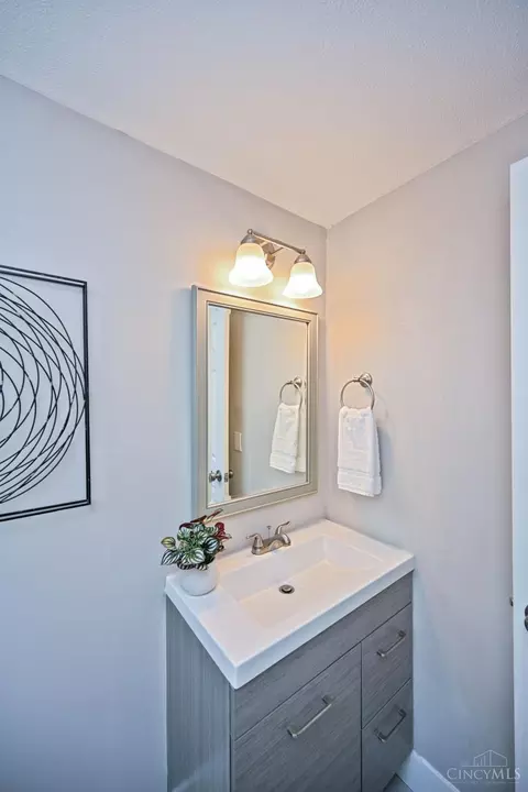 Bath - 302 Washington Ave, Saint Bernard, OH 45217 photo 2 of 4