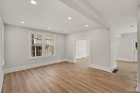 Living - 5809 Lathrop Pl, Cincinnati, OH 45224 photo 5 of 6