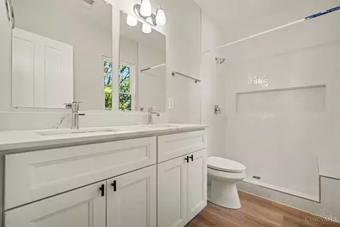 Bath - 5809 Lathrop Pl, Cincinnati, OH 45224 photo 2 of 4