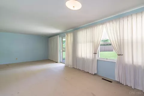 Living - 231 Prague Ct, Centerville, OH 45458 photo 3 of 4