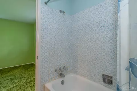 Bath - 231 Prague Ct, Centerville, OH 45458 photo 3 of 4