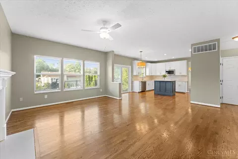 Living - 485 Park Pl, Cincinnati, OH 45244 photo 2 of 4