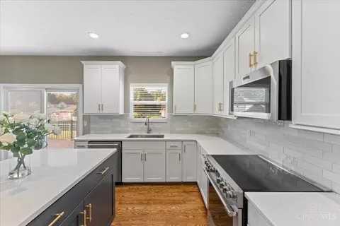 Kitchen - 485 Park Pl, Cincinnati, OH 45244 photo 3 of 6