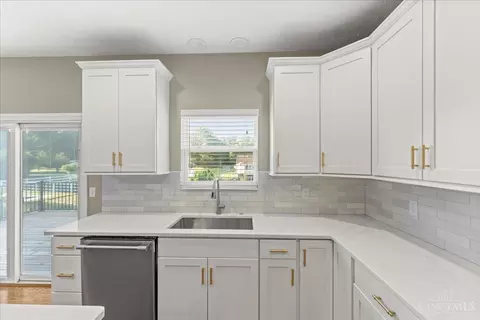 Kitchen - 485 Park Pl, Cincinnati, OH 45244 photo 5 of 6