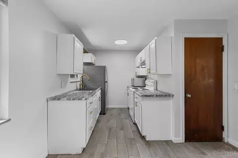 Kitchen - 2361 Galbraith Rd, Cincinnati, OH 45237 photo 2 of 5