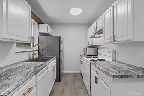 Kitchen - 2361 Galbraith Rd, Cincinnati, OH 45237 photo 3 of 5