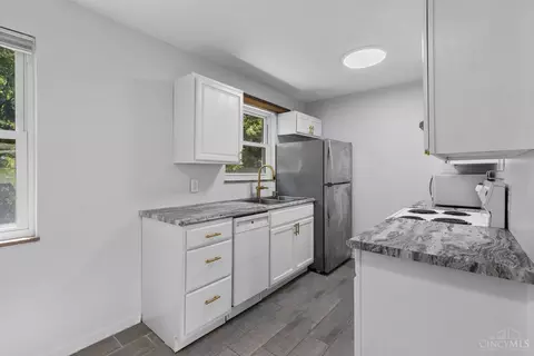 Kitchen - 2361 Galbraith Rd, Cincinnati, OH 45237 photo 4 of 5
