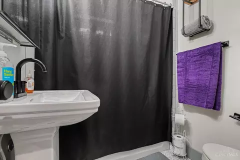 Bath - 1623 Jonathan Ave, Cincinnati, OH 45207 photo 1 of 2