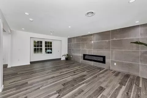 Living - 6247 Celeste Dr, Franklin, OH 45005 photo 2 of 8