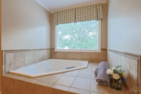 Bath - 7265 Timberknoll Dr, Cincinnati, OH 45242 photo 2 of 6