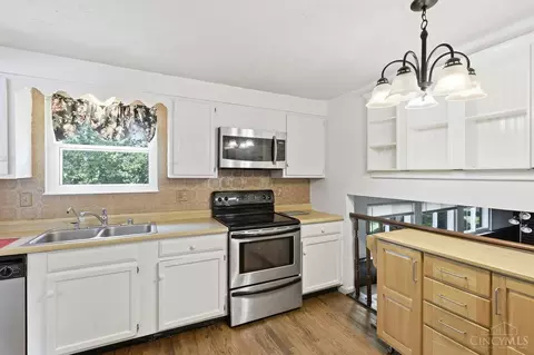 Kitchen - 98 Waxwing Dr, Reading, OH 45236 photo 2 of 2