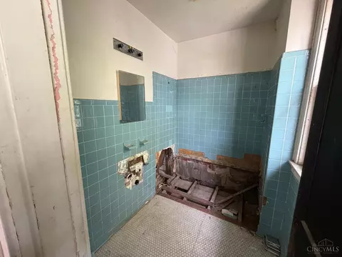Bath - 660 Steiner Ave, Cincinnati, OH 45204 photo 1 of 1