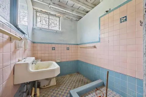 Bath - 6325 Elm View Pl, Cincinnati, OH 45216 photo 5 of 5
