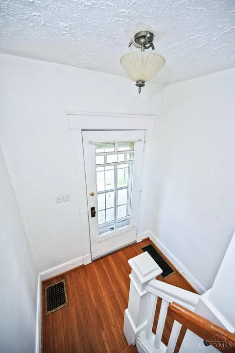 Entry Way - 141 Nansen St, Cincinnati, OH 45216 photo 2 of 3
