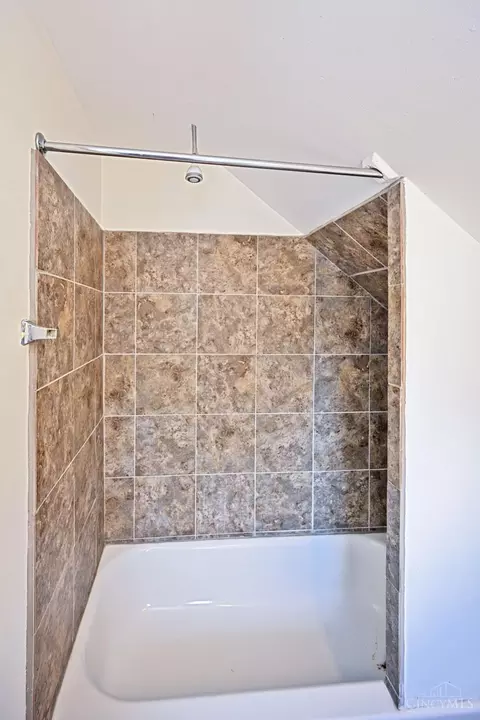 Bath - 141 Nansen St, Cincinnati, OH 45216 photo 4 of 4