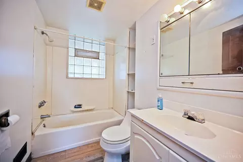 Bath - 141 Nansen St, Cincinnati, OH 45216 photo 3 of 4
