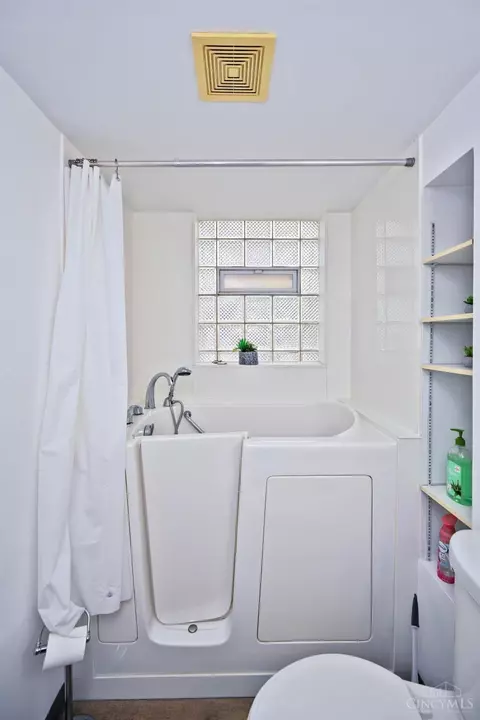 Bath - 141 Nansen St, Cincinnati, OH 45216 photo 2 of 4