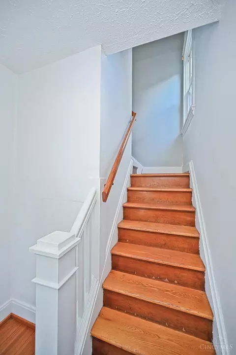 Entry Way - 141 Nansen St, Cincinnati, OH 45216 photo 1 of 3