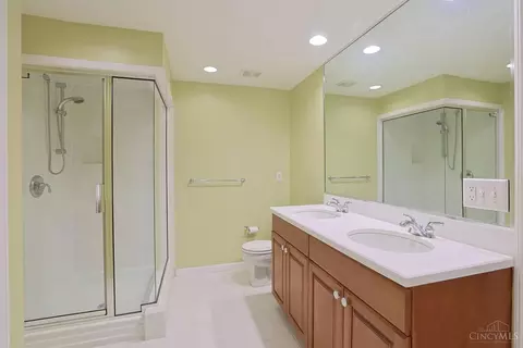 Bath - 3486 Forestoak Ct, Cincinnati, OH 45208 photo 5 of 5