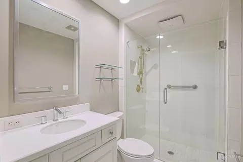 Bath - 3486 Forestoak Ct, Cincinnati, OH 45208 photo 4 of 5