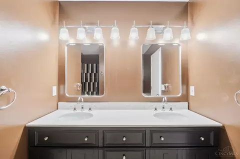 Bath - 8427 Gettysburg Ln, Hamilton Township, OH 45039 photo 6 of 7