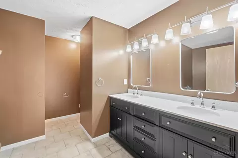 Bath - 8427 Gettysburg Ln, Hamilton Township, OH 45039 photo 3 of 7