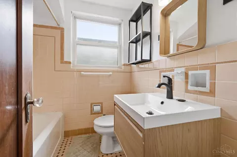 Bath - 4056 Mcfarran Ave, Cheviot, OH 45211 photo 2 of 4