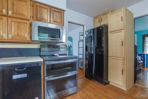 Kitchen - 1737 Madison Ave, Cincinnati, OH 45231 photo 3 of 3
