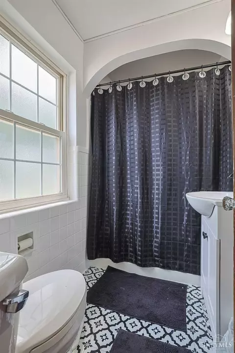 Bath - 1737 Madison Ave, Cincinnati, OH 45231 photo 1 of 1