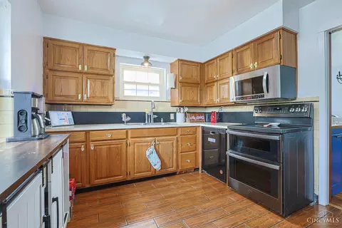 Kitchen - 1737 Madison Ave, Cincinnati, OH 45231 photo 1 of 3