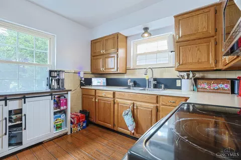 Kitchen - 1737 Madison Ave, Cincinnati, OH 45231 photo 2 of 3