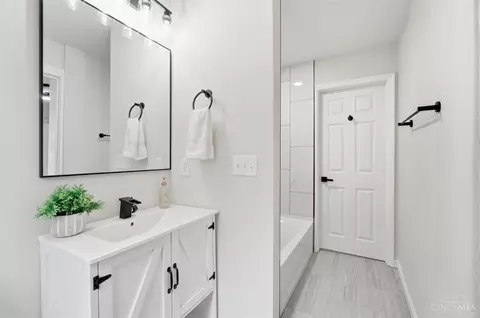 Bath - 1707 Highland Ave, Cincinnati, OH 45202 photo 1 of 6