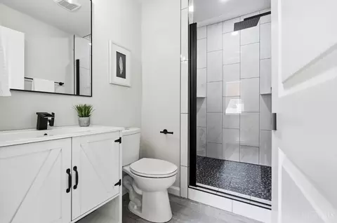 Bath - 1707 Highland Ave, Cincinnati, OH 45202 photo 2 of 6