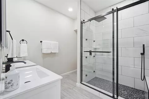 Bath - 1707 Highland Ave, Cincinnati, OH 45202 photo 3 of 6