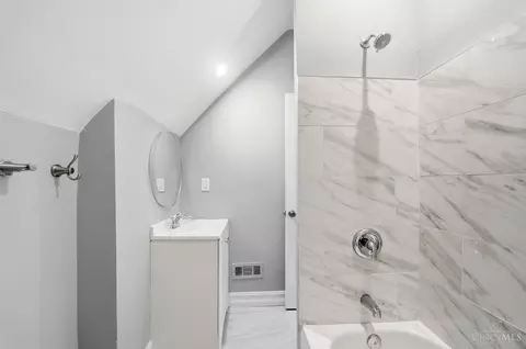 Bath - 3728 Applegate Ave, Cheviot, OH 45211 photo 3 of 4