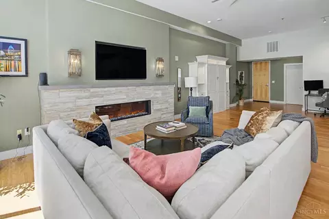 Living - 15 Fourth St, Cincinnati, OH 45202 photo 5 of 9
