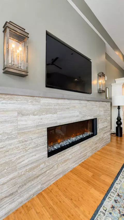 Living - 15 Fourth St, Cincinnati, OH 45202 photo 7 of 9