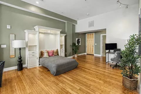Bedroom - 15 Fourth St, Cincinnati, OH 45202 photo 1 of 5