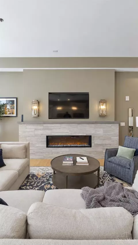Living - 15 Fourth St, Cincinnati, OH 45202 photo 8 of 9