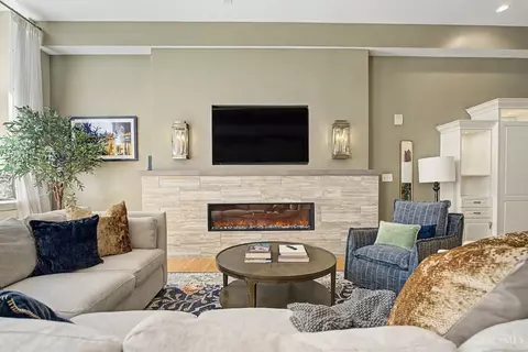 Living - 15 Fourth St, Cincinnati, OH 45202 photo 2 of 9
