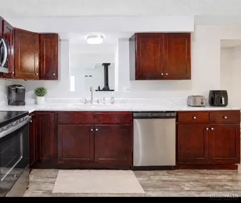 Kitchen - 442 Thomas Ln, Cincinnati, OH 45244 photo 2 of 4