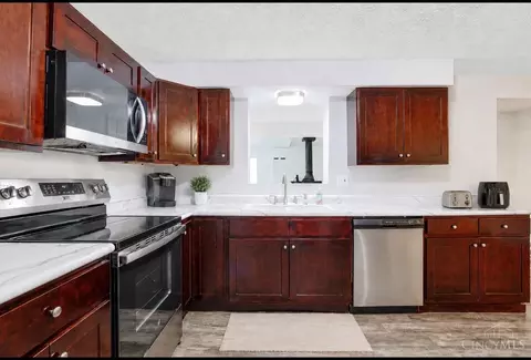 Kitchen - 442 Thomas Ln, Cincinnati, OH 45244 photo 1 of 4