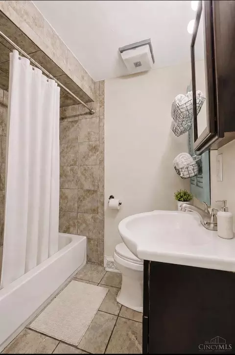 Bath - 442 Thomas Ln, Cincinnati, OH 45244 photo 2 of 2