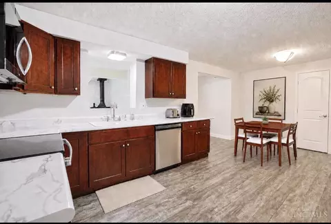 Kitchen - 442 Thomas Ln, Cincinnati, OH 45244 photo 3 of 4