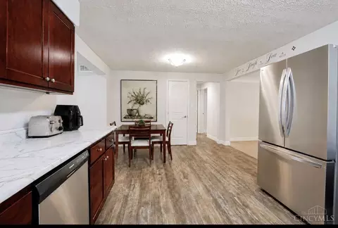 Kitchen - 442 Thomas Ln, Cincinnati, OH 45244 photo 4 of 4