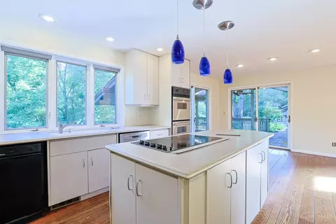 Kitchen - 4805 Drake Rd, Cincinnati, OH 45243 photo 4 of 8