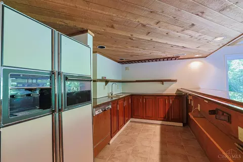 Kitchen - 4805 Drake Rd, Cincinnati, OH 45243 photo 7 of 8