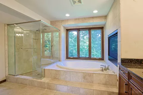 Bath - 4805 Drake Rd, Cincinnati, OH 45243 photo 2 of 7