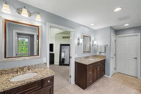 Bath - 579 Ridgestone Dr, Cincinnati, OH 45255 photo 3 of 6